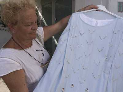Infine la signora ci fa ammirare la "divisa" turchese di una danzatrice turca, arricchita da perle simil fiume e conchiglie cipreidi, tipiche del Mediterraneo orientale